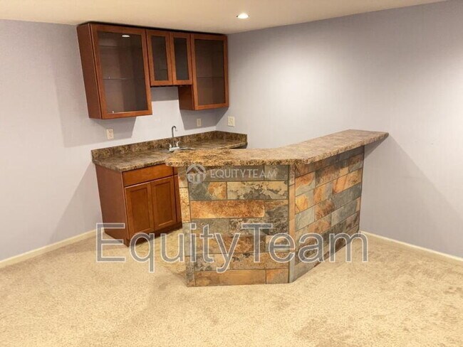 Building Photo - 5781 Meadow View Dr