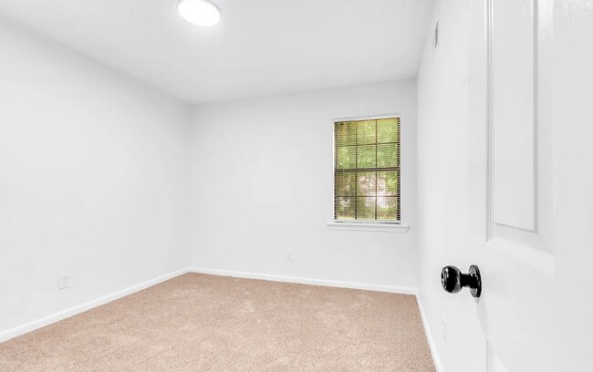 Building Photo - 2919 Normandy Dr