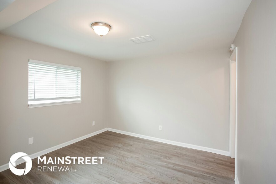 Building Photo - 607 Woods Crossing Dr