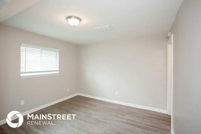 Building Photo - 607 Woods Crossing Dr