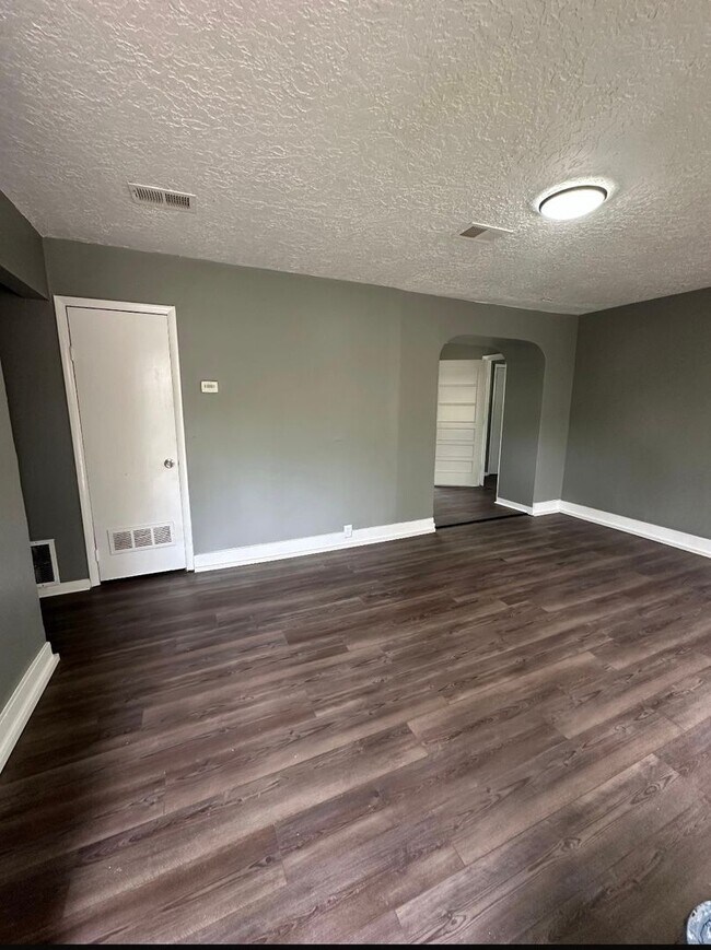Building Photo - This is a 4 bedroom 1 Full bathroom house which has a spacious living room, dining room and full ...