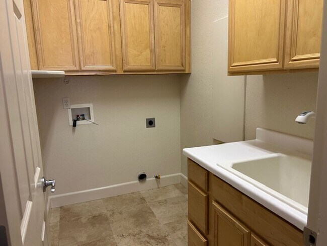 Building Photo - 6652 Aston Cir