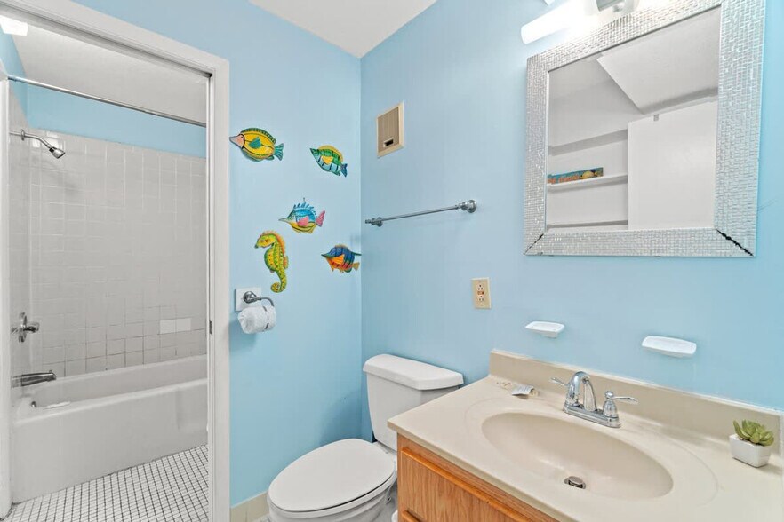 Building Photo - 8743 Thomas Dr