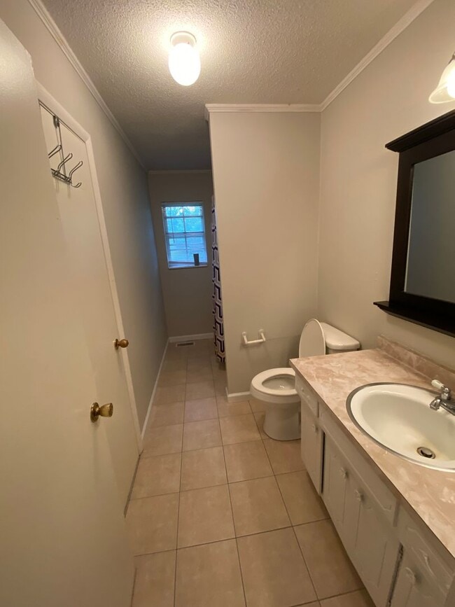 Building Photo - 3 Bedroom 1.5 Bath House
