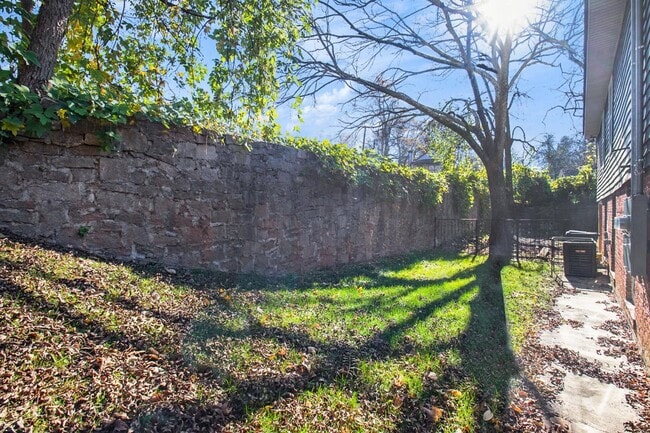 Building Photo - 213 Claire Dr SE