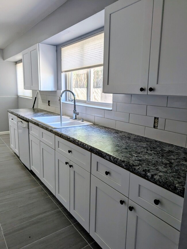 Building Photo - 2432 E Eastland St