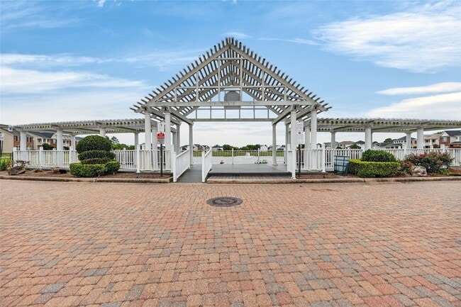 Building Photo - 20747 Settlers Lake Cir N