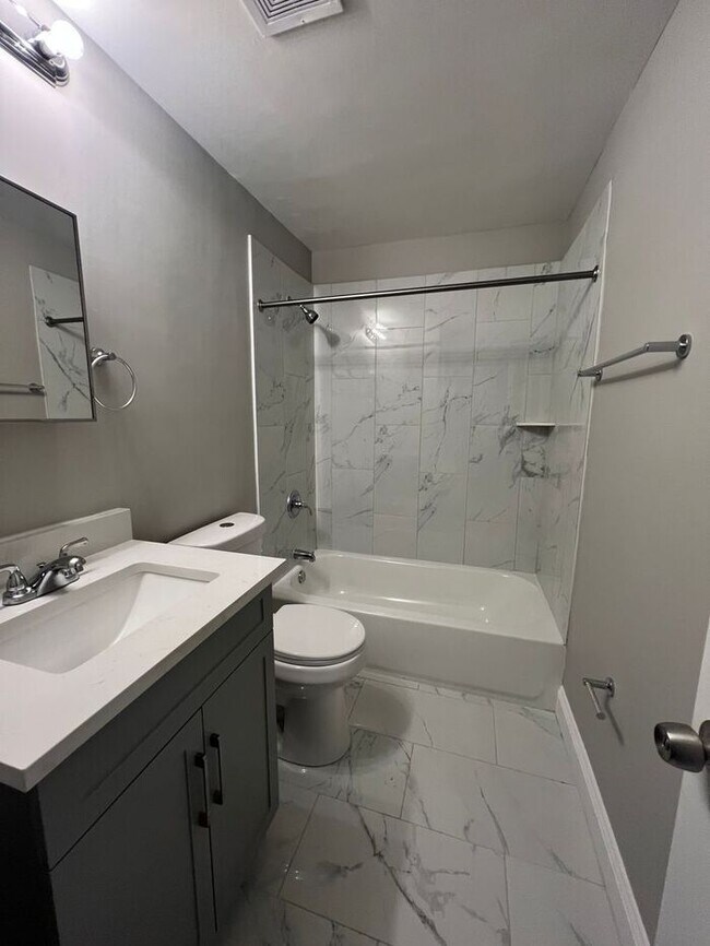 Building Photo - 3 Bedroom Townhome with Parking
