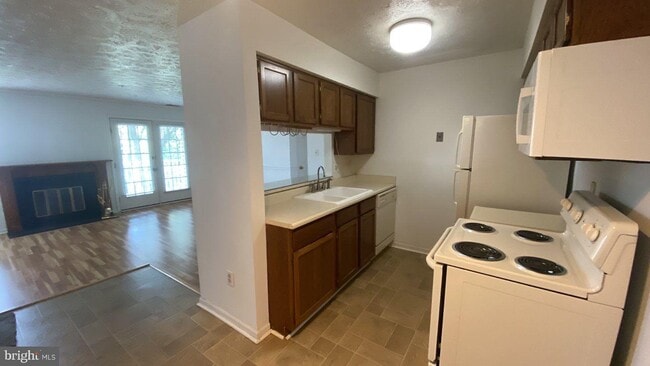 Building Photo - 6015 Rock Glen Dr