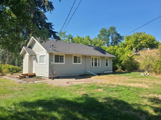 Building Photo - $1,650 - 2 Bed / 1 Bath Spacious House in ...