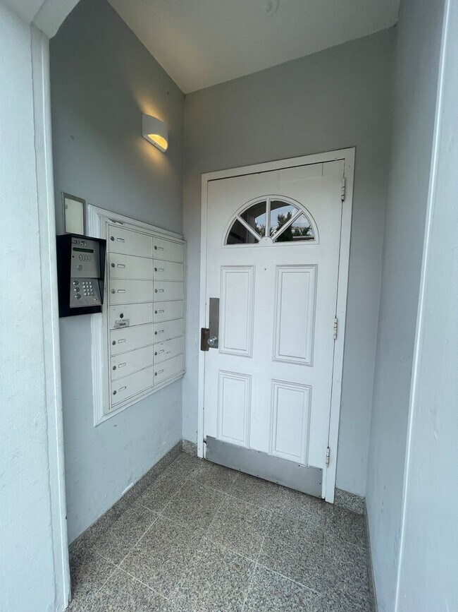 Building Photo - Dupont Circle 2-level Condo at The Cygnet. 1 Bed/1 Full Bath, Fireplace and Modern Kitchen