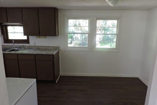 Building Photo - 3204 Silver Lake Dr