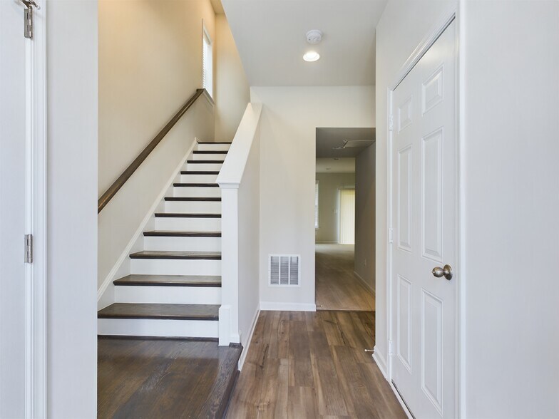 Building Photo - 25 Chester Ct