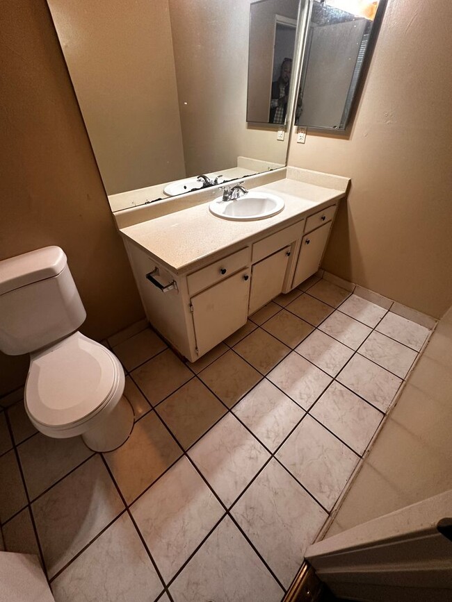 Building Photo - 3 bed 2 Bath Apartment for Rent