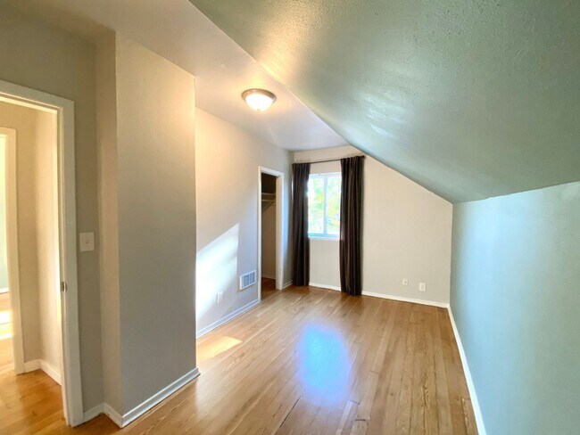 Building Photo - 3 Bedroom 2 Bath - City Compound - A Must ...