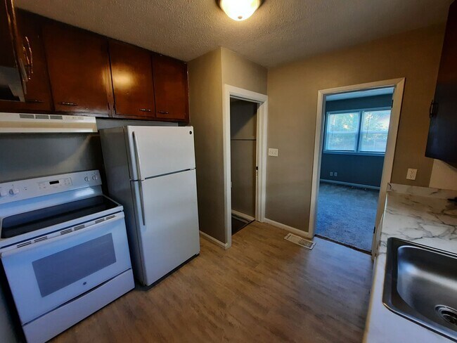 Building Photo - 3 Bedroom Home with a Fenced Yard and BEAU...