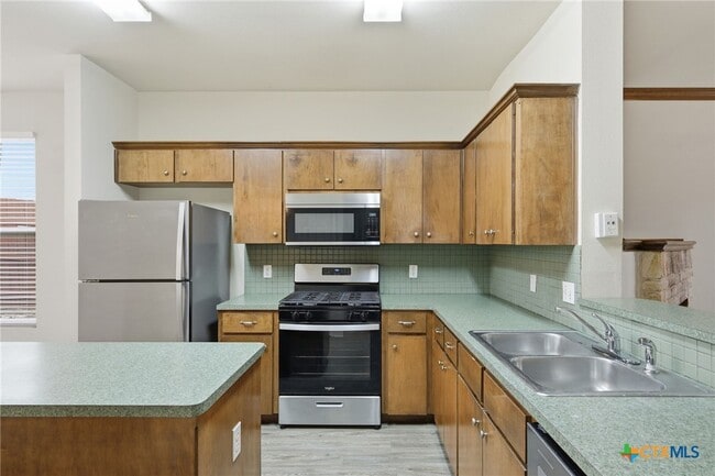 Building Photo - 2215 Dry Creek Dr