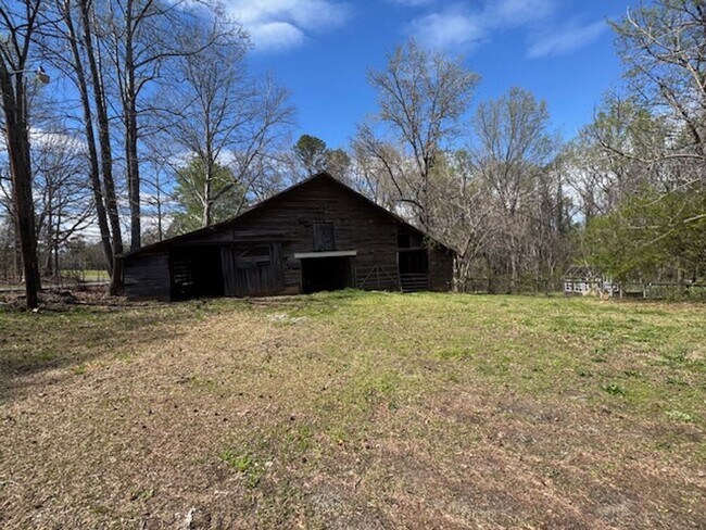 Building Photo - Farmhouse on 5 acres in Northern Greenville County with room for 2 horses and small farm animals!