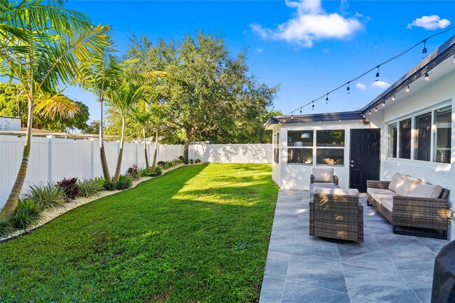 Building Photo - 1960 NW 32nd Ct