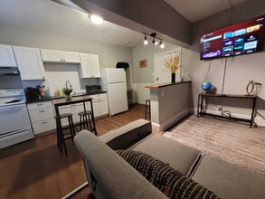 Building Photo - 196 Magnolia St