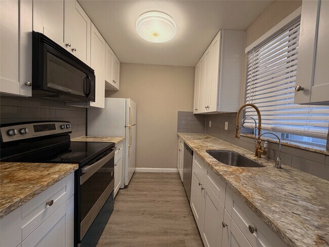 Building Photo - 9201 Clarewood Dr