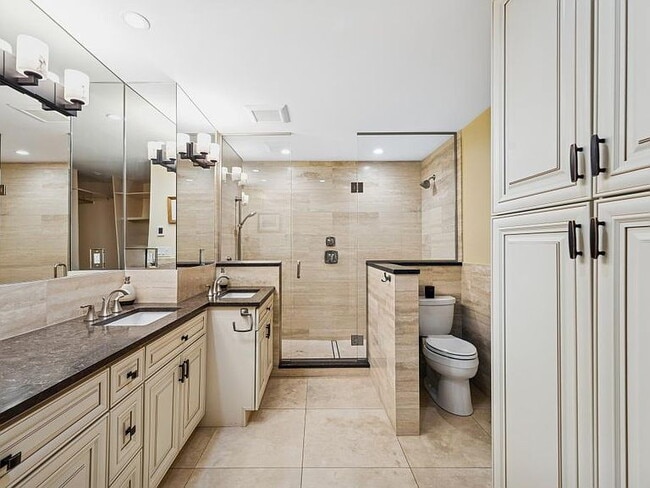 Building Photo - "Spacious 2-Bed, 2-Bath Gem in Prime Bellevue Location - 1455 Sq Ft of Modern Living!"