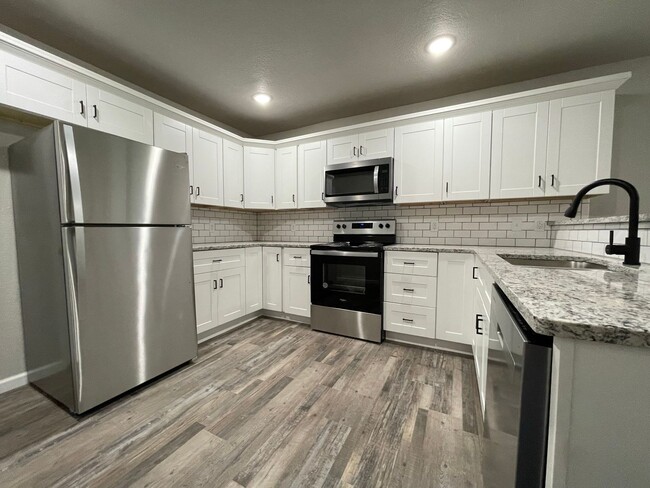 Building Photo - * Move-In Special * Beautiful 3 Bed 2 Bath...