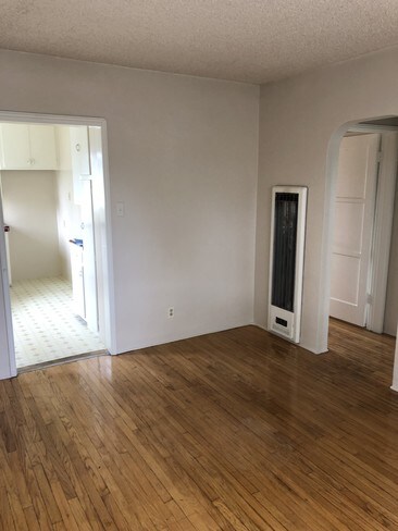 Building Photo - 914 E 68th St