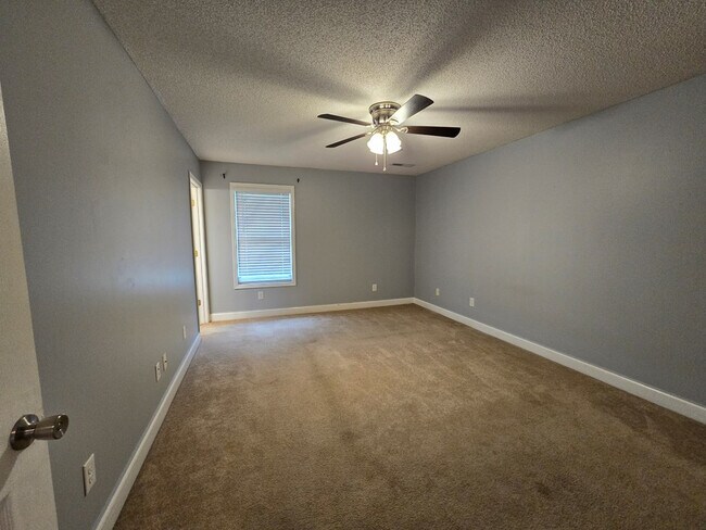 Building Photo - 3563 Beacon Dr