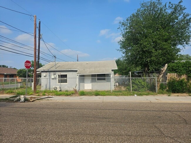 Building Photo - 2419 Sanchez St