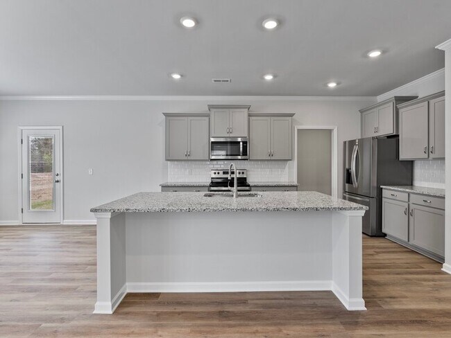 Building Photo - 210 Saddle St