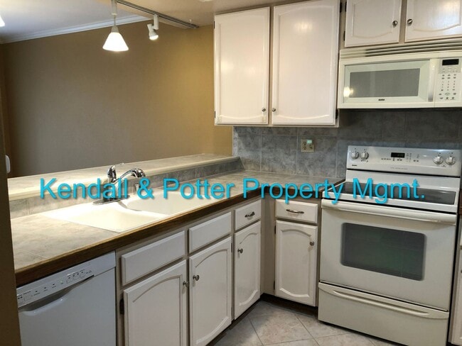Building Photo - Spacious 3 bed/2.5 bath End Unit Townhome ...