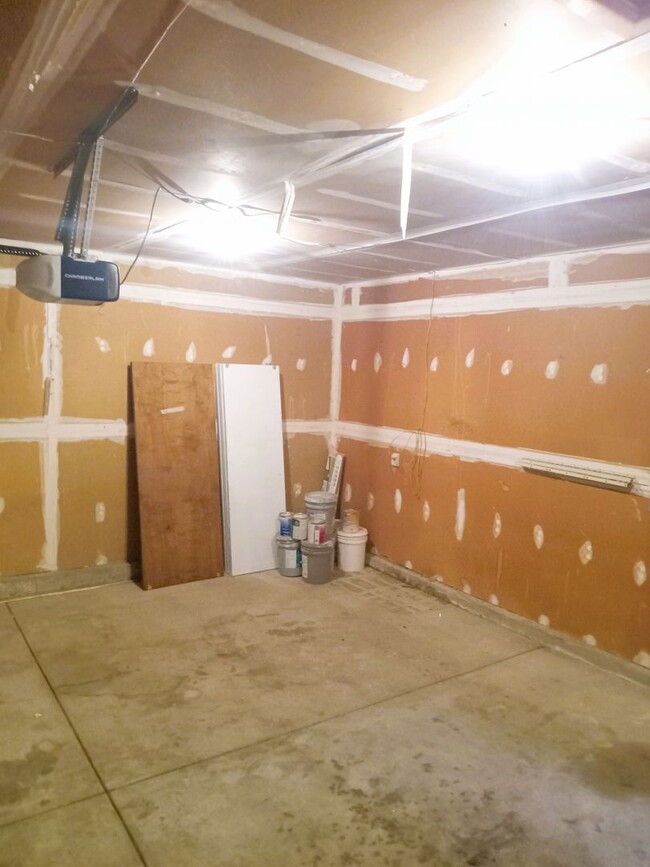 Building Photo - Darling Home in Bel Aire - Finished Baseme...