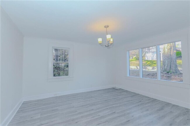 Building Photo - 1026 Lynhurst Dr SW