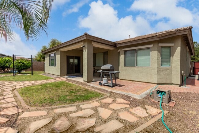 Building Photo - Lovely home in cul-de-sac lot with fenced pool!