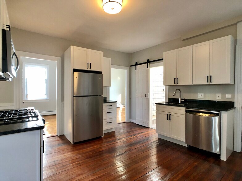 Building Photo - 373 Wickenden St