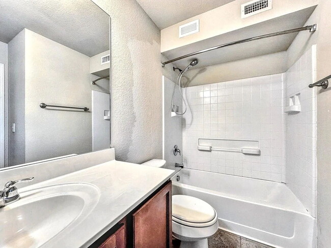 Building Photo - "Cozy 1-Bedroom Gem in San Marcos - Modern Comfort in 500 Sq Ft!"