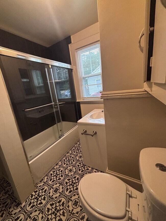Building Photo - Discover this three-bedroom, one-bath single-family home in East Charlotte
