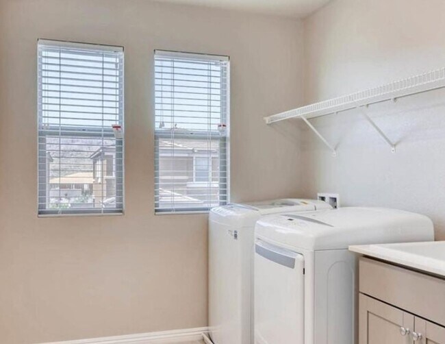 Building Photo - ADORABLE HOME IN SUMMERLIN!!! 5 BEDROOMS!