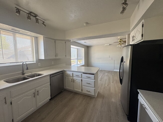 Building Photo - Large Home in Bloomington Hills