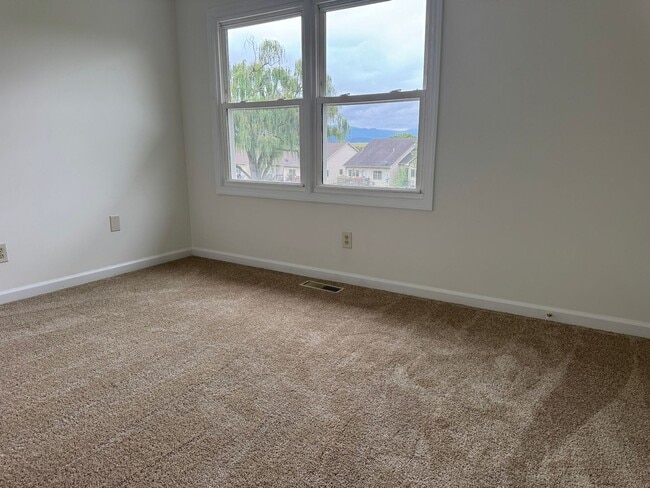 Building Photo - Gorgeous 2 BR Townhouse in New Market!