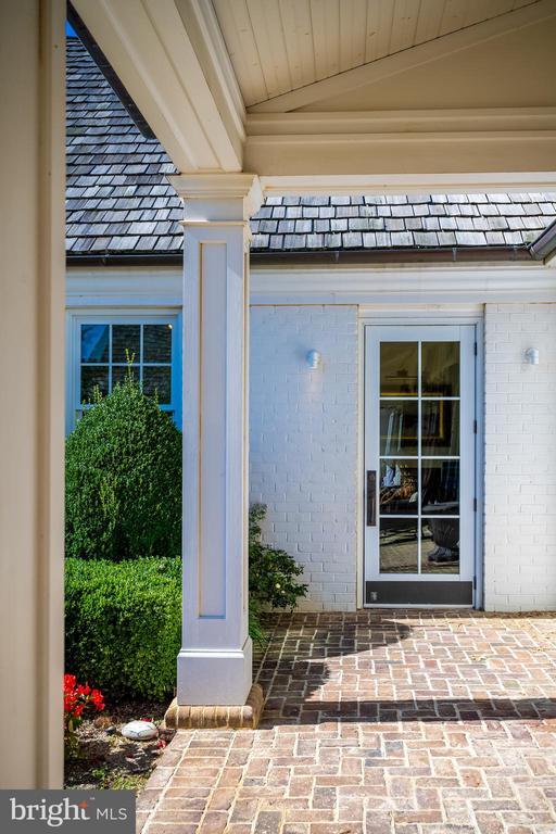 Building Photo - 17414 Southern Shrs Dr