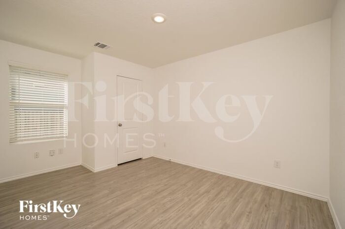 Building Photo - 2428 Lake Hls