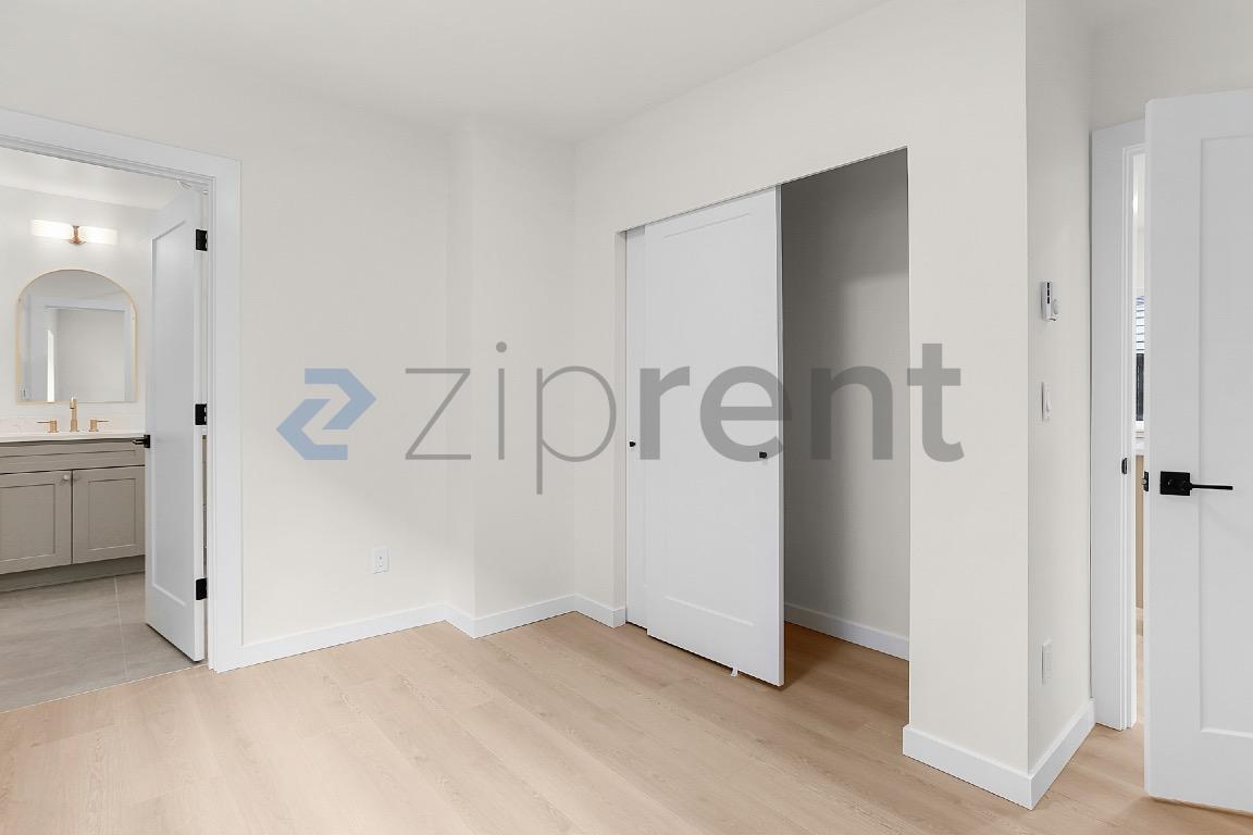 Building Photo - Unit B