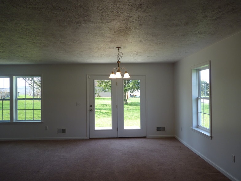 Building Photo - 724 Greenlawn Rd