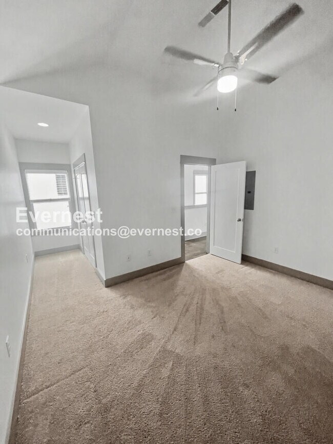 Building Photo - 3 Bed/2.5 Bath with Fenced Yard / Pet-Friendly / Available Now!