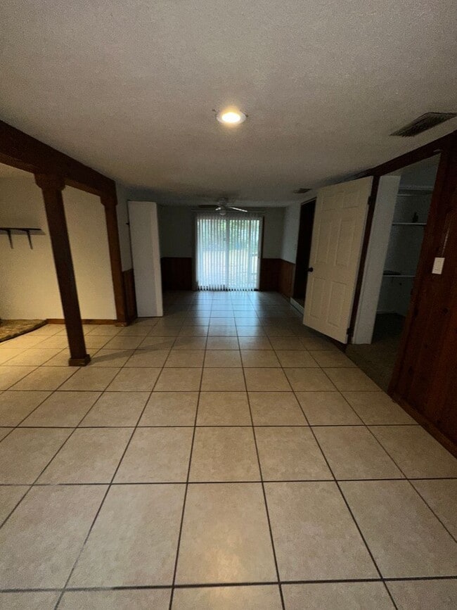 Building Photo - 3 Bed 1 Bath House with Fenced-in Yard. Available NOW!