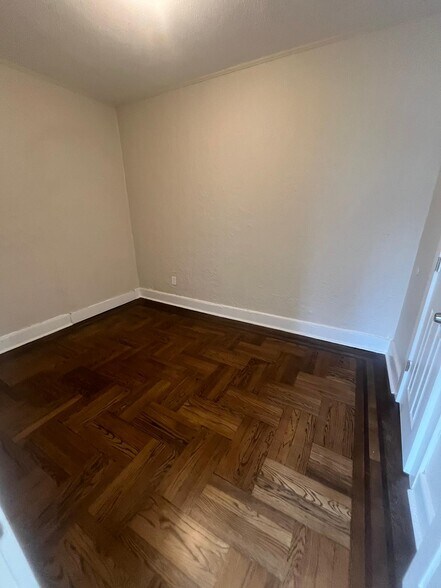 691 Elizabeth Ave 21 - 10 Goldsmith Ave