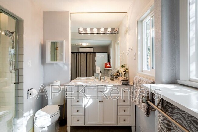 Building Photo - 477 E Vía Colusa