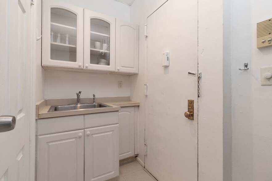 Building Photo - 345 E 94th St